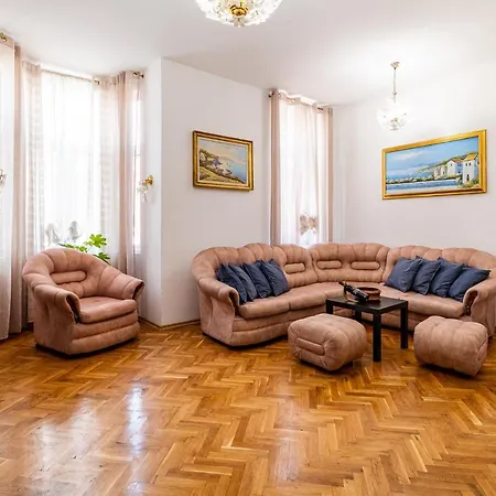 Aristocratic 2bdrm Apartament Varna