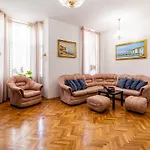 Aristocratic 2bdrm Appartement Varna