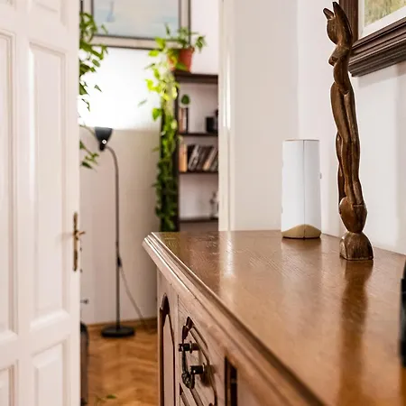 Aristocratic 2bdrm Апартамент *