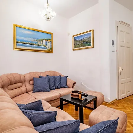 Апартамент Aristocratic 2bdrm Варна