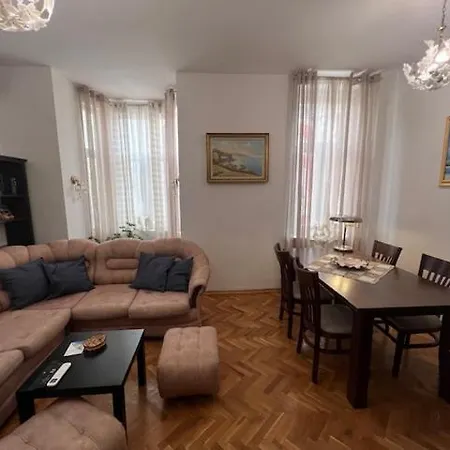 Aristocratic 2bdrm Апартамент